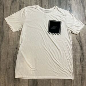 Nike. The Nike tee. Pocket detail. Large.